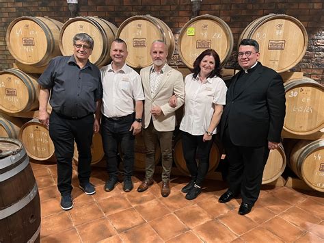 Ilustrácia zobrazujúca obrov Gargantuu a Pantagruela v typickom Rabelaisovskom štýle, plnom detailov a humoru.