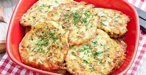 Cuketovo-tofu placky na tanieri.