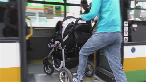 Ilustračná fotografia rodiča s dieťaťom v trojkolesovom športovom kočíku počas prechádzky v prírode