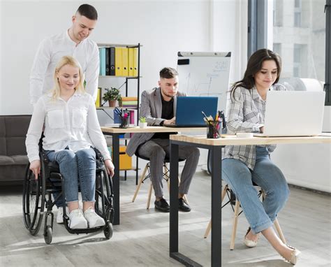 Portrét Thomasa Kinkadea s maliarskymi potrebami