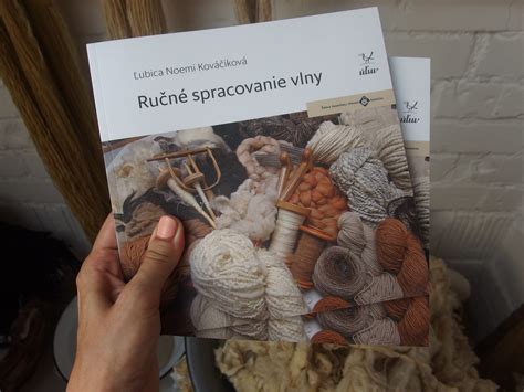 Detailný záber starožitného prúteného kočíka s dôrazom na ručné spracovanie.
