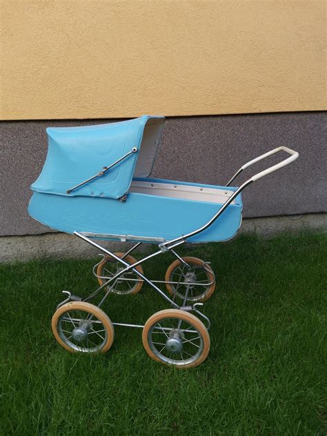 Ukážka retro kočíka pre bábiky ako alternatíva k reálnym kočíkom.