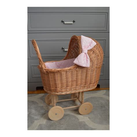 Ilustračná fotografia ručne pleteného prúteného kočíka pre bábiky s látkovou výplňou.