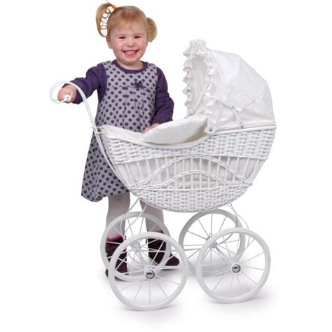 Fotografia dievčatka, ktoré sa šťastne prechádza s retro prúteným kočíkom pre bábiky.