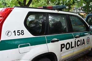 Ilustračná fotografia dvoch mužov hrajúcich sa s malým dieťaťom.