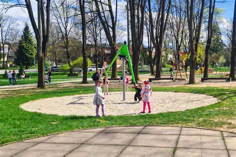 Ilustračná fotografia detí hrajúcich sa v parku.