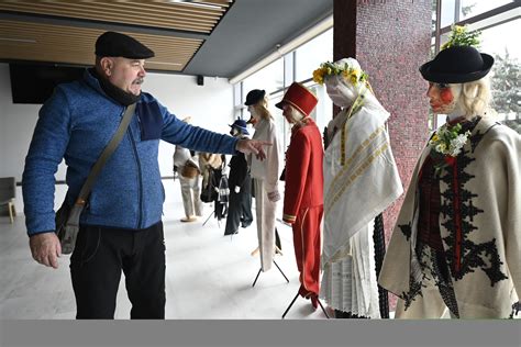 skupina ľudí v tradičných fašiangových maskách počas sprievodu