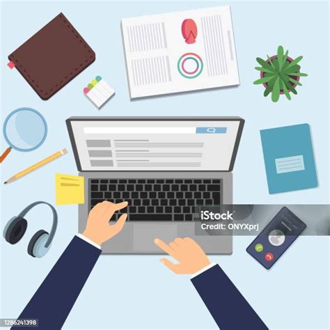 Ilustračná fotografia ženy pracujúcej na notebooku s dieťaťom v pozadí