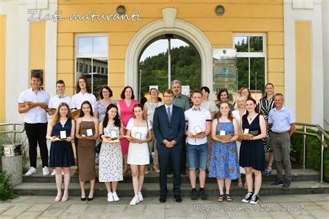 Ilustračná fotografia maturantov pri slávnostnom nástupe na stužkovej slávnosti