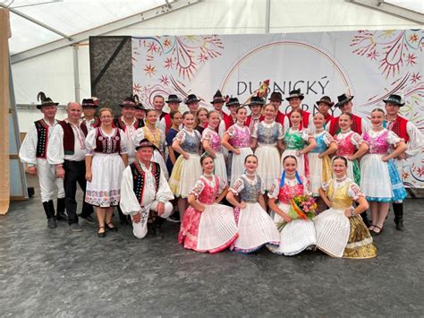 Anton Bendík s heligónkou na folklórnom festivale