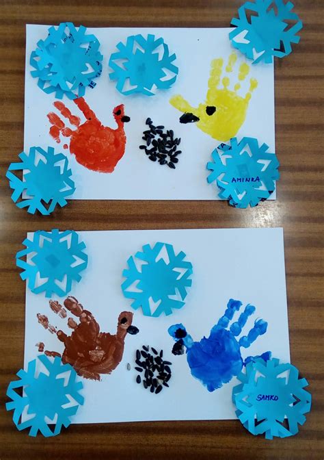 Ilustrácia detských rúk v teplých zimných rukaviciach