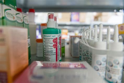 Ilustrácia rôznych typov obalov veterinárnych dezinfekčných prípravkov a obväzového materiálu.