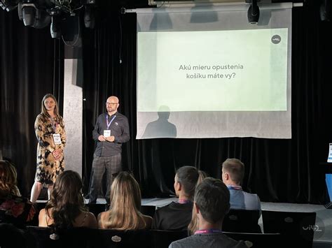 Koláž rôznych nákupných tašiek a košíkov s popiskami