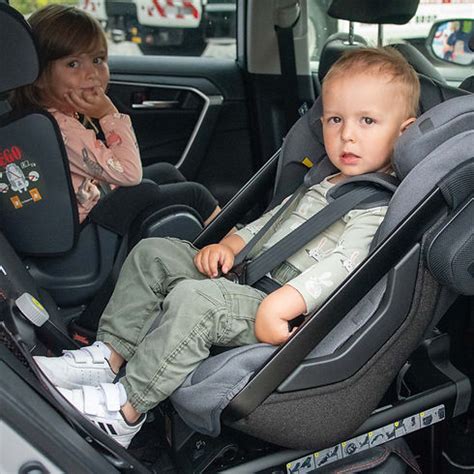 Ilustrácia znázorňujúca správne a nesprávne miesta na inštaláciu detskej autosedačky.