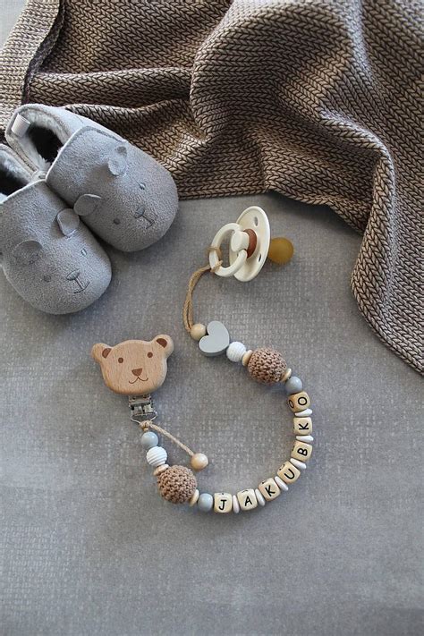 Ilustrácia rôznych personalizovaných retiazok na cumlík s menami detí.