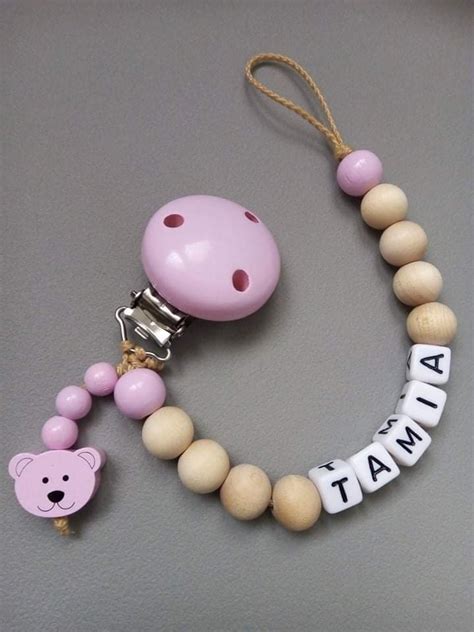 Infografika s bezpečnostnými symbolmi a maximálnou dĺžkou retiazky na cumlík.