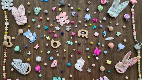 Koláž fotografií s rôznymi farebnými kombináciami a tvarmi korálok pre retiazky na cumlík.