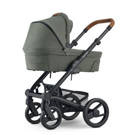 Detailný záber na konštrukciu a kolesá kočíka Mutsy Nio