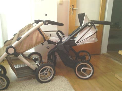 Bočný pohľad na kočík Mutsy Igo s nasadenou slnečnou clonou