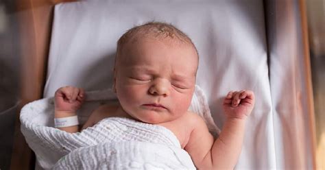 ilustračná fotografia novorodenca s matkou na pôrodnej sále