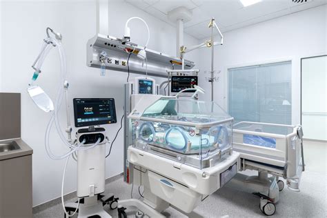 lekársky tím pri práci na novorodeneckom oddelení