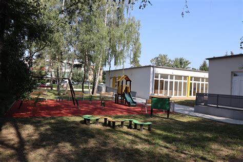 Infografika porovnávajúca pravidlá pre umiestnenie dieťaťa do jaslí počas materskej a rodičovskej dovolenky.