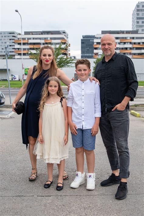 Fotografia Soni Valentovej s manželom Pavlom Hasprom a dcérami