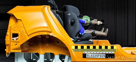 Koláž rôznych typov detských autosedačiek pre rôzne vekové kategórie