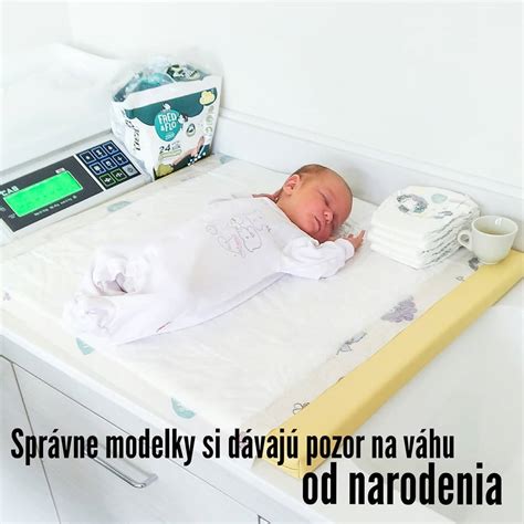 Fotografia matky s novorodencom v náručí, symbolizujúca obdobie šestonedelia a starostlivosť o dieťa.