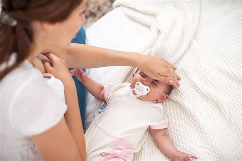 Ilustrácia kontroly teploty bábätka dotykom za krkom