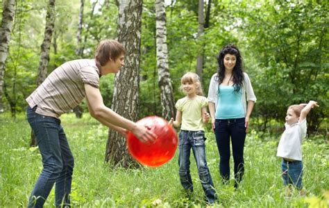 Ilustrácia dieťaťa s rodičom, ktoré sa spoločne hrá