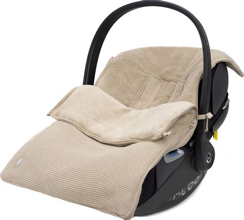 Ilustrácia moderného kočíka a autosedačky