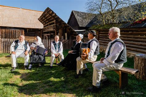 ilustrácia tradičnej slovenskej dediny s folkloristami