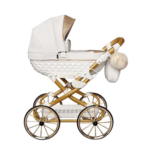 Ilustračná fotografia detailu retro kočíka s označením opotrebovaných častí