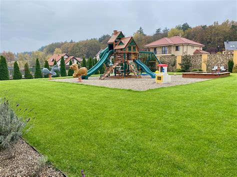 Fotografia exteriéru Jasličkova s detským ihriskom a zeleňou v pozadí.