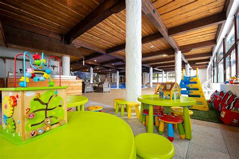 fotografia interiéru jaslí s hračkami a detským nábytkom