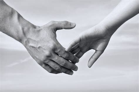 Ilustračná fotografia páru ruka v ruke, symbolizujúca vzťah
