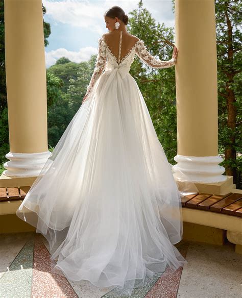 Detailne zobrazené svadobné šaty nevesty s jemnou čipkou