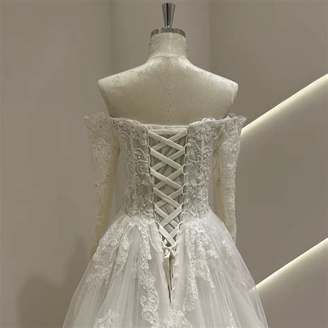 Svadobné rúška zdobené perlami a čipkou