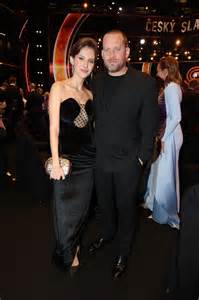 Ilustrácia rodiny pri svadobnom stole