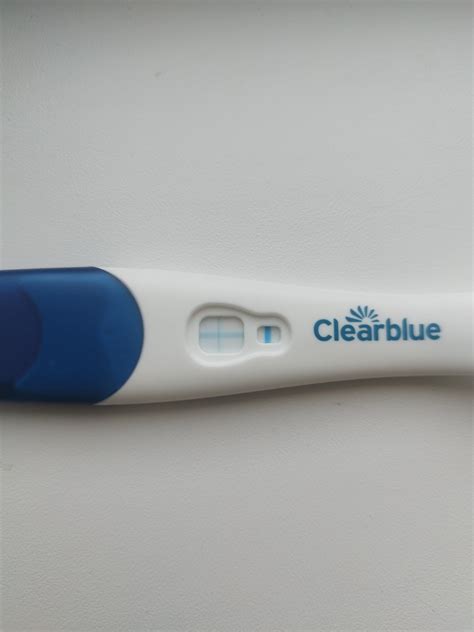 Ilustračná fotografia digitálneho tehotenského testu Clearblue s jasne viditeľným displejom