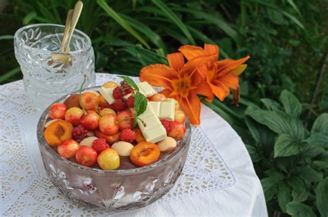 farebná miska s pohánkovou kašou ozdobená ovocím