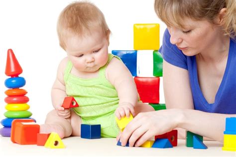 infografika zobrazujúca vývoj dieťaťa od narodenia do jedného roka s dôrazom na rozvoj motoriky a objavovanie ručičiek.