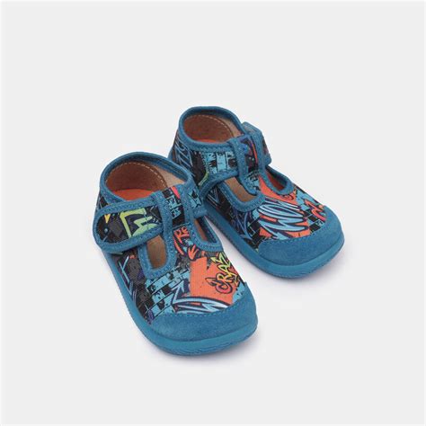 Detail detskej topánky so širokou špičkou a ohybnou podrážkou.