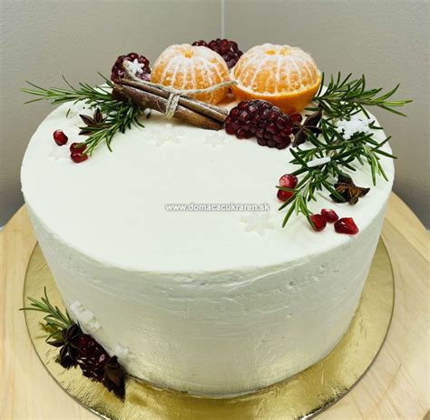 Zimná torta ozdobená ovocím, škoricou a rozmarínom