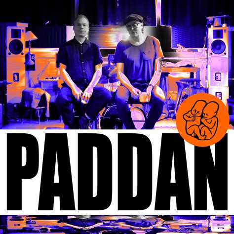 Ilustrácia súrodencov, ktorí sa spoločne hrajú.