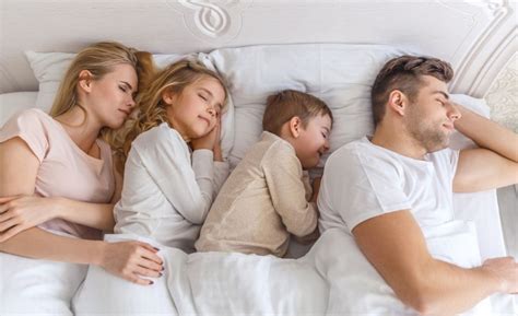 Ilustrácia zobrazujúca dieťa spoločne s rodičmi v posteli