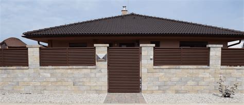 Detailné fotografie rôznych typov turistických nosičov s vyznačenými funkčnými prvkami