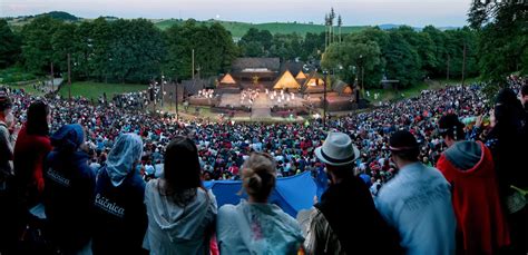 Ilustračná fotografia z hodových slávností s účinkujúcimi na pódiu