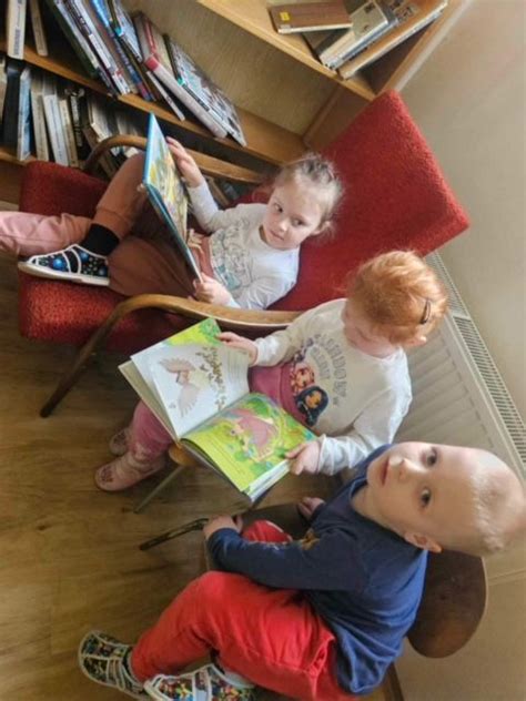 Deti pracujúce na tvorivej dielni v knižnici